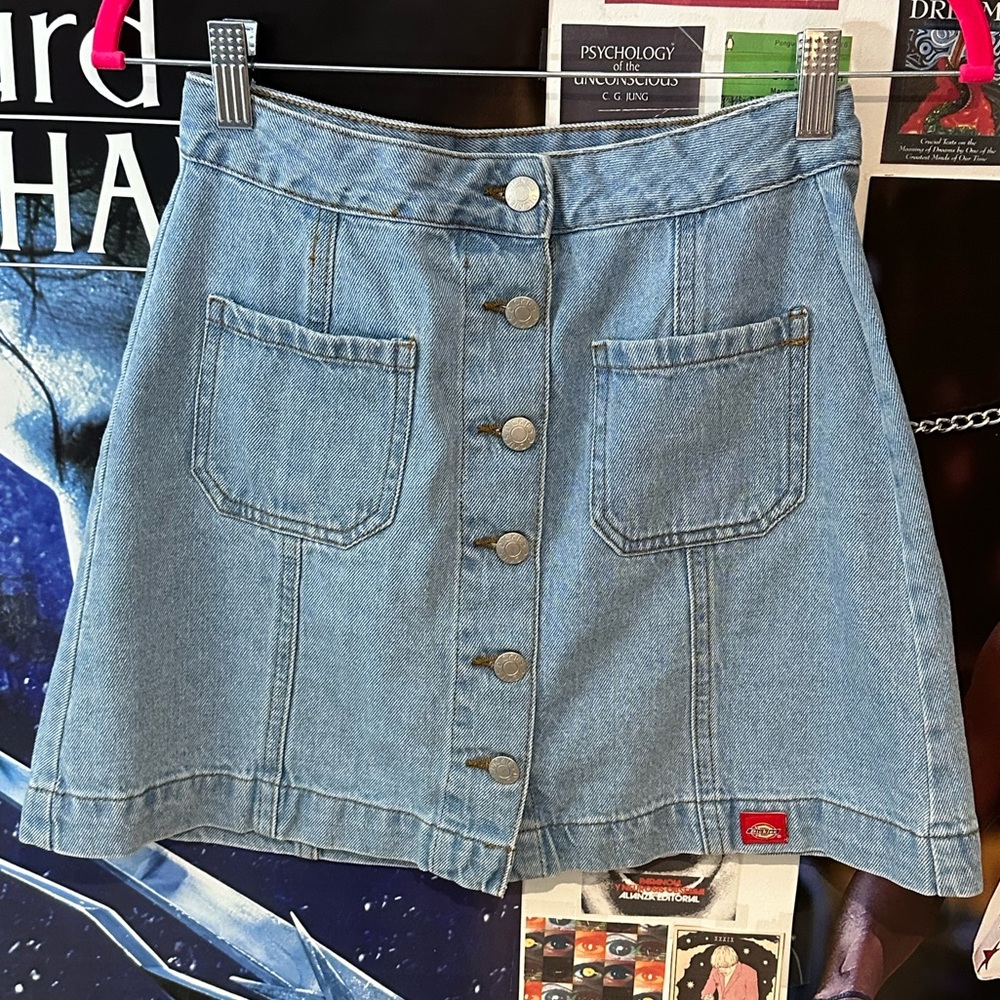 DICKIES women's skater-style skirt with two front pockets. size small.